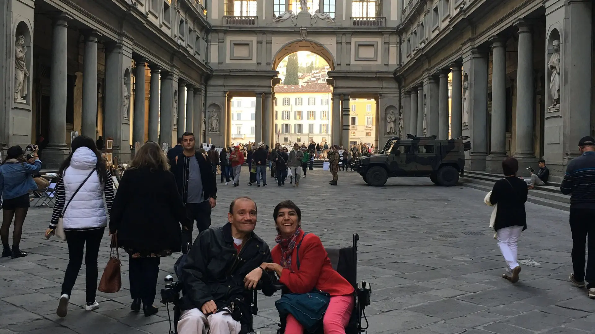 Una pareja, ambos usuarios de silla de ruedas, en la Galería de los Uffizi