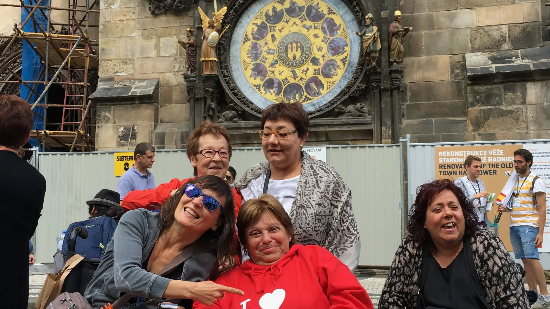 cuatro amigas disfrutando de un viaje adaptado a Praga ubicadas frente al reloj astronómico
