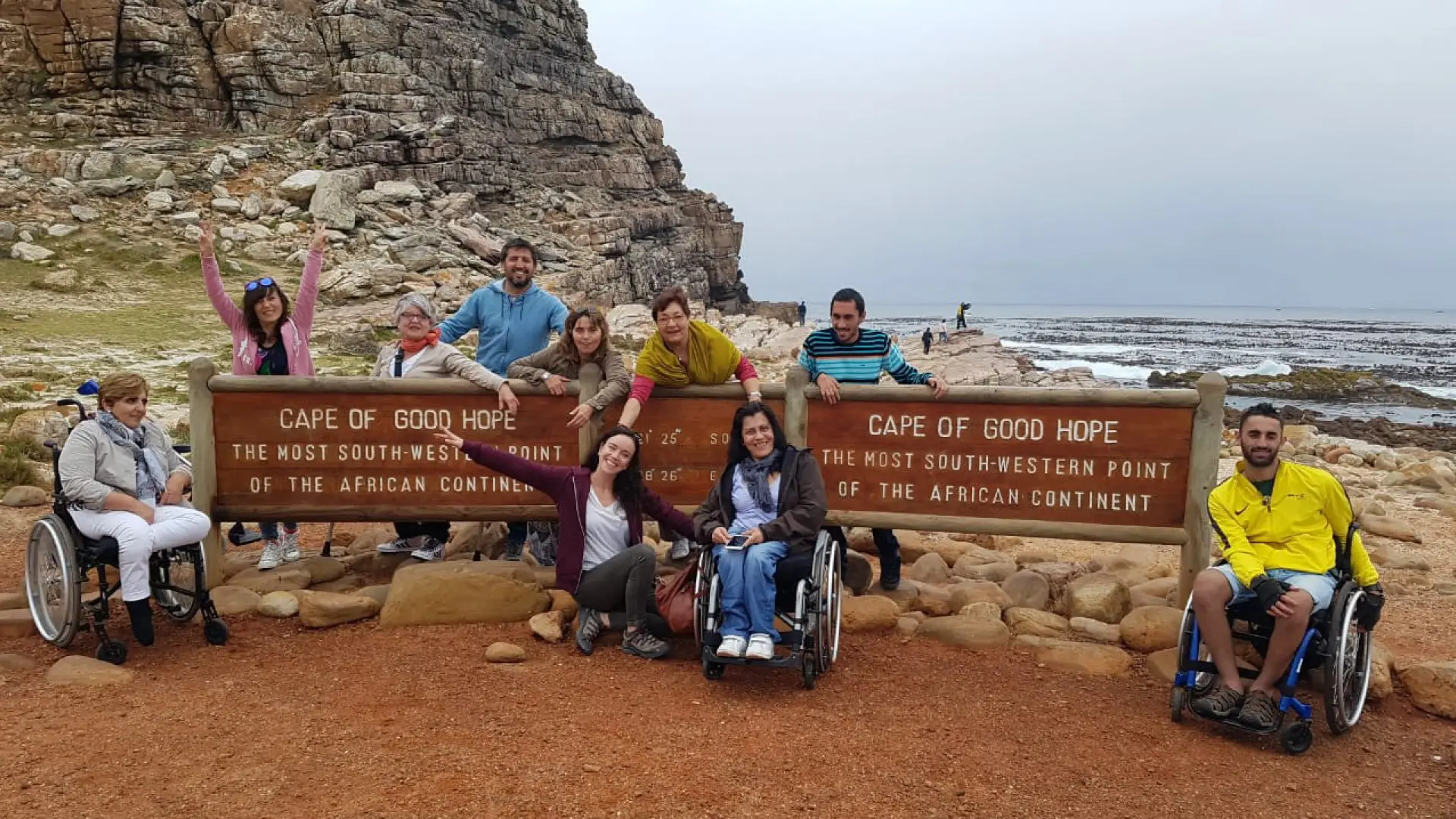 Un grupo de viajeros usuarios de silla de ruedas en el Cabo de buena Esperanza en un viaje a sudáfrica