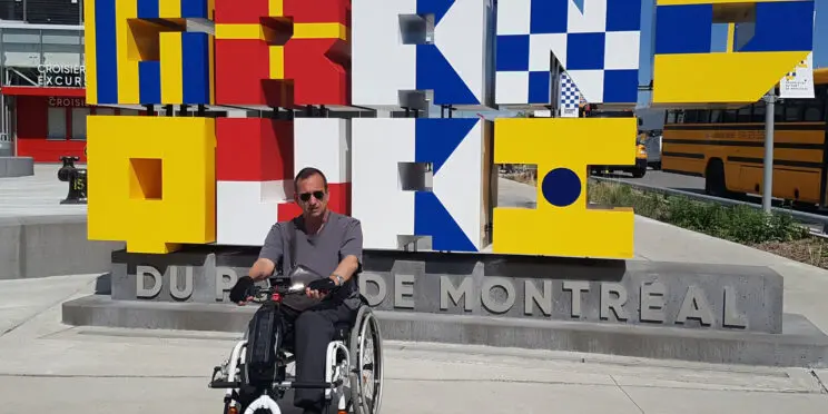 Usuario de silla de ruedas en puerto de Montreal