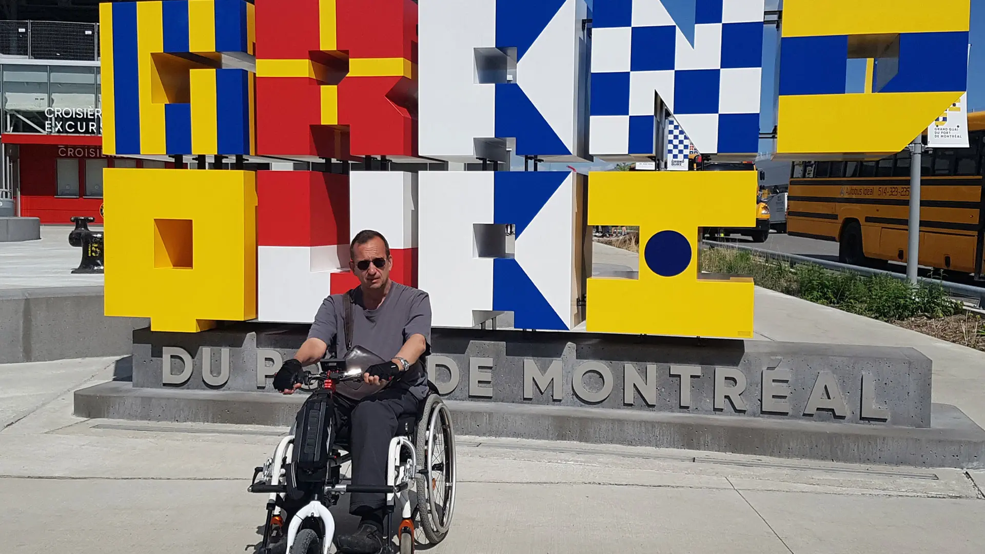 Usuario de silla de ruedas en puerto de Montreal