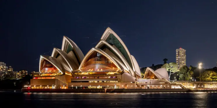 Imagen de la Ópera de Sídney iluminada por la noche