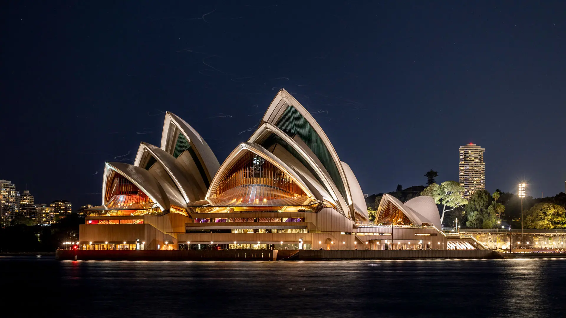 Imagen de la Ópera de Sídney iluminada por la noche