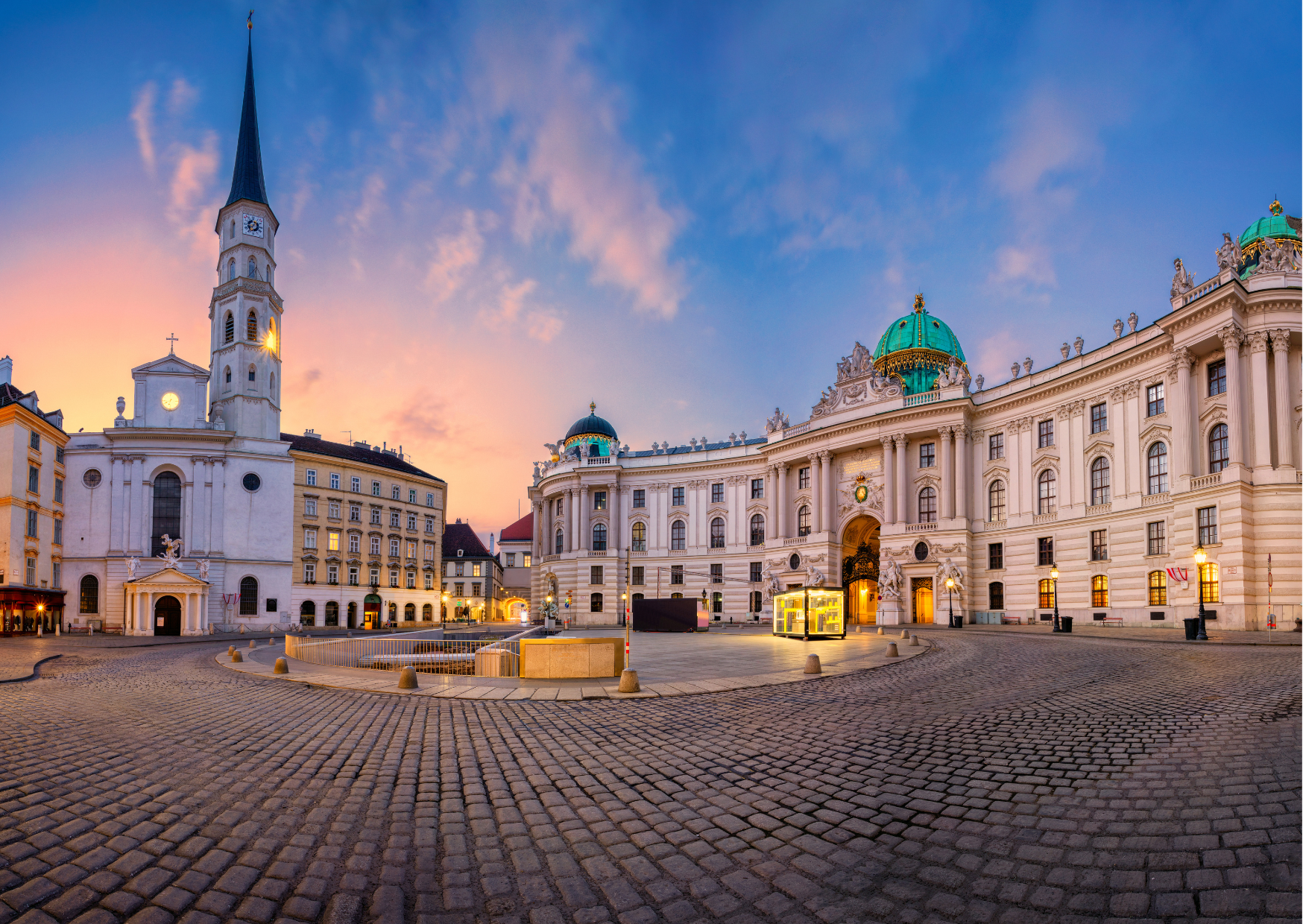 Palacio Imperial de Hofburg Imagen de una plaza de Viena al atardecer con el Palacio Imperial de Hofburg de fondo. Viajar a Viena en silla de ruedas