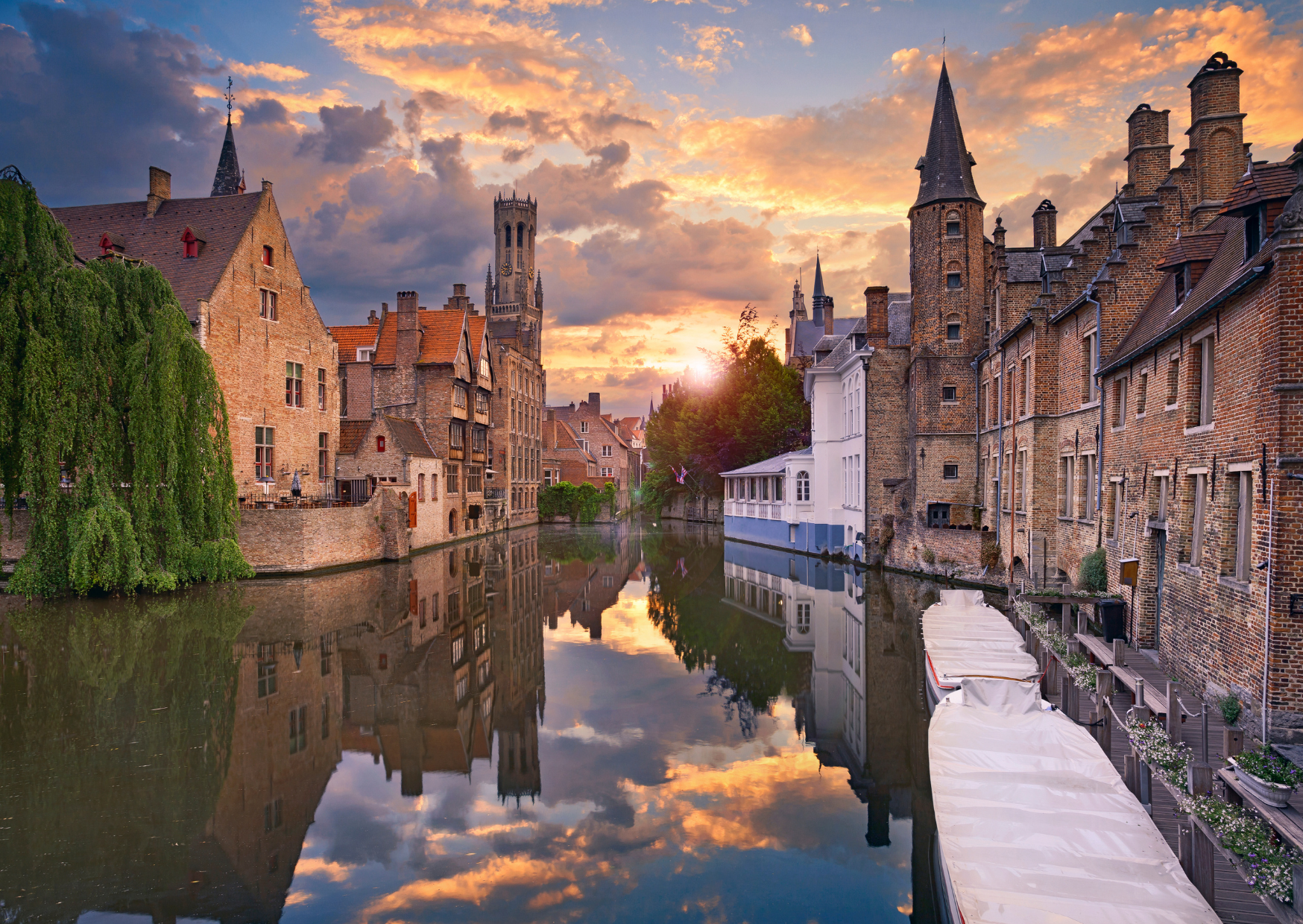 Brujas Casitas bajas de Brujas al atardecer vistas desde el canal.