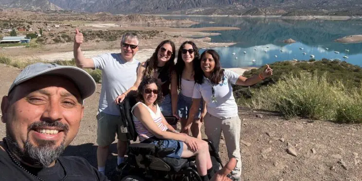 Ruta Andina del vino accesible. Enla imagen se ve a una familia posando con los Andes al fondo de la imagen.