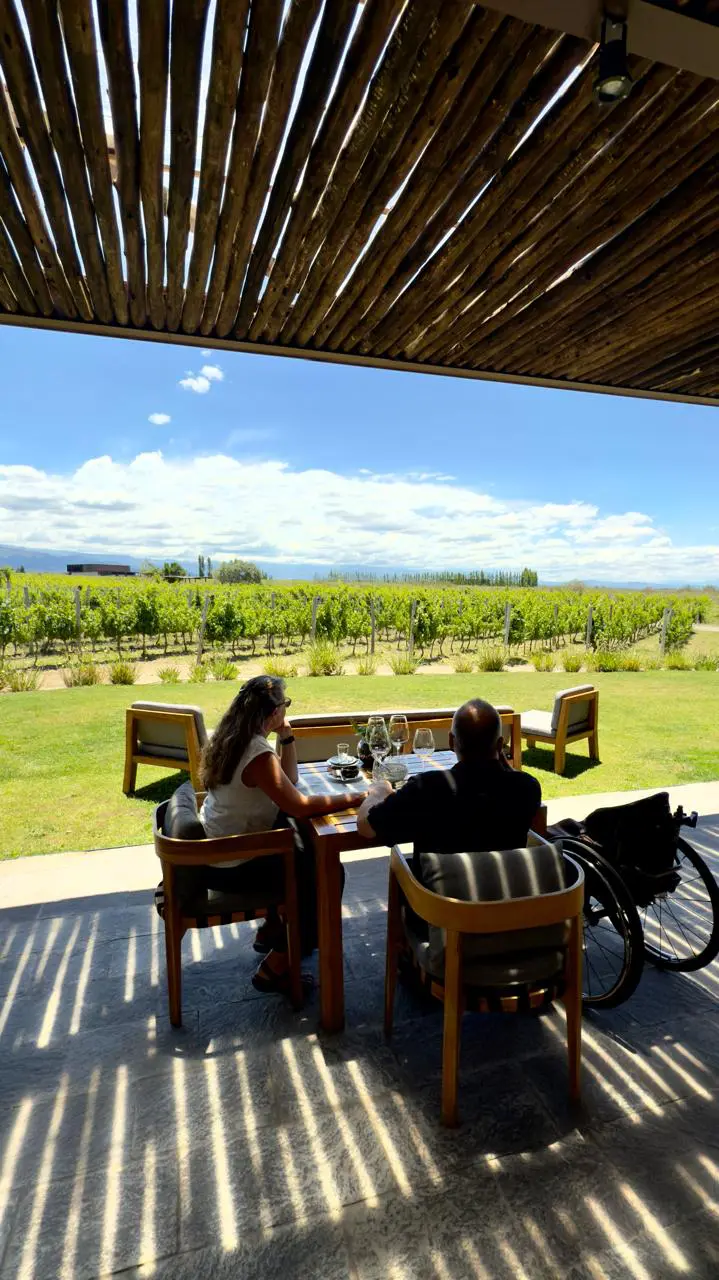 Vistas de los viñedos desde el restaurante en la Ruta andina del vino accesible
