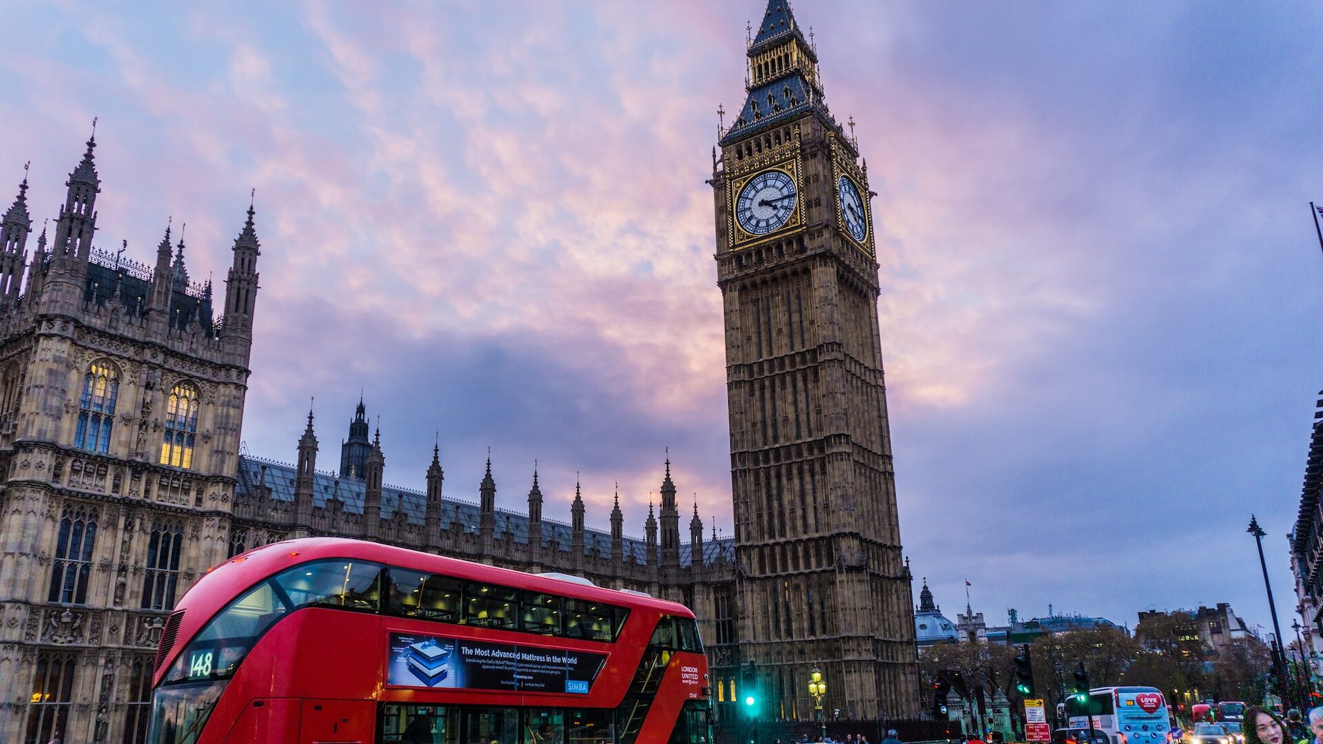 Imagen de Londres, una calle con coches, un autobús de 2 pisos y al fondo el Big Ben