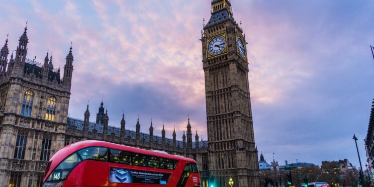 Imagen de Londres, una calle con coches, un autobús de 2 pisos y al fondo el Big Ben