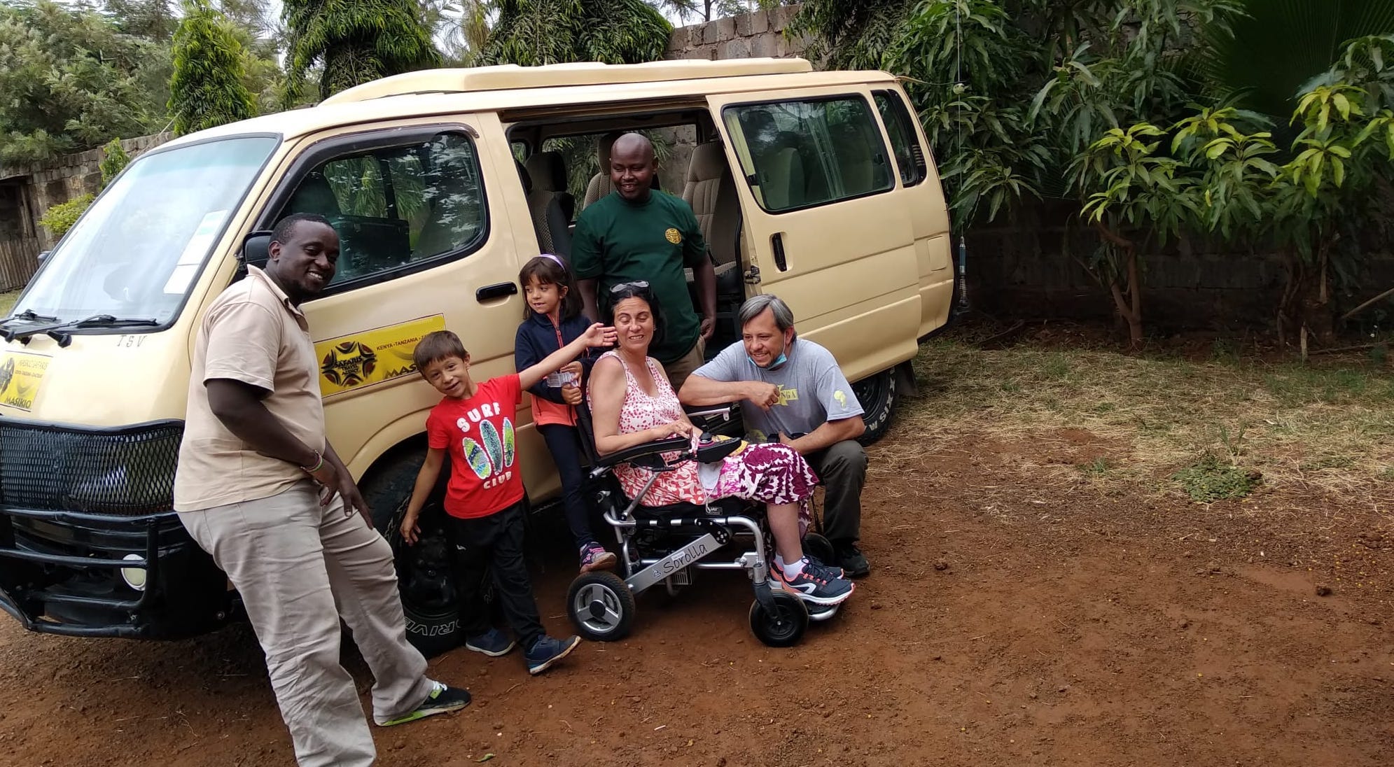 Familia disfrutando de un viaje adaptado a Kenia