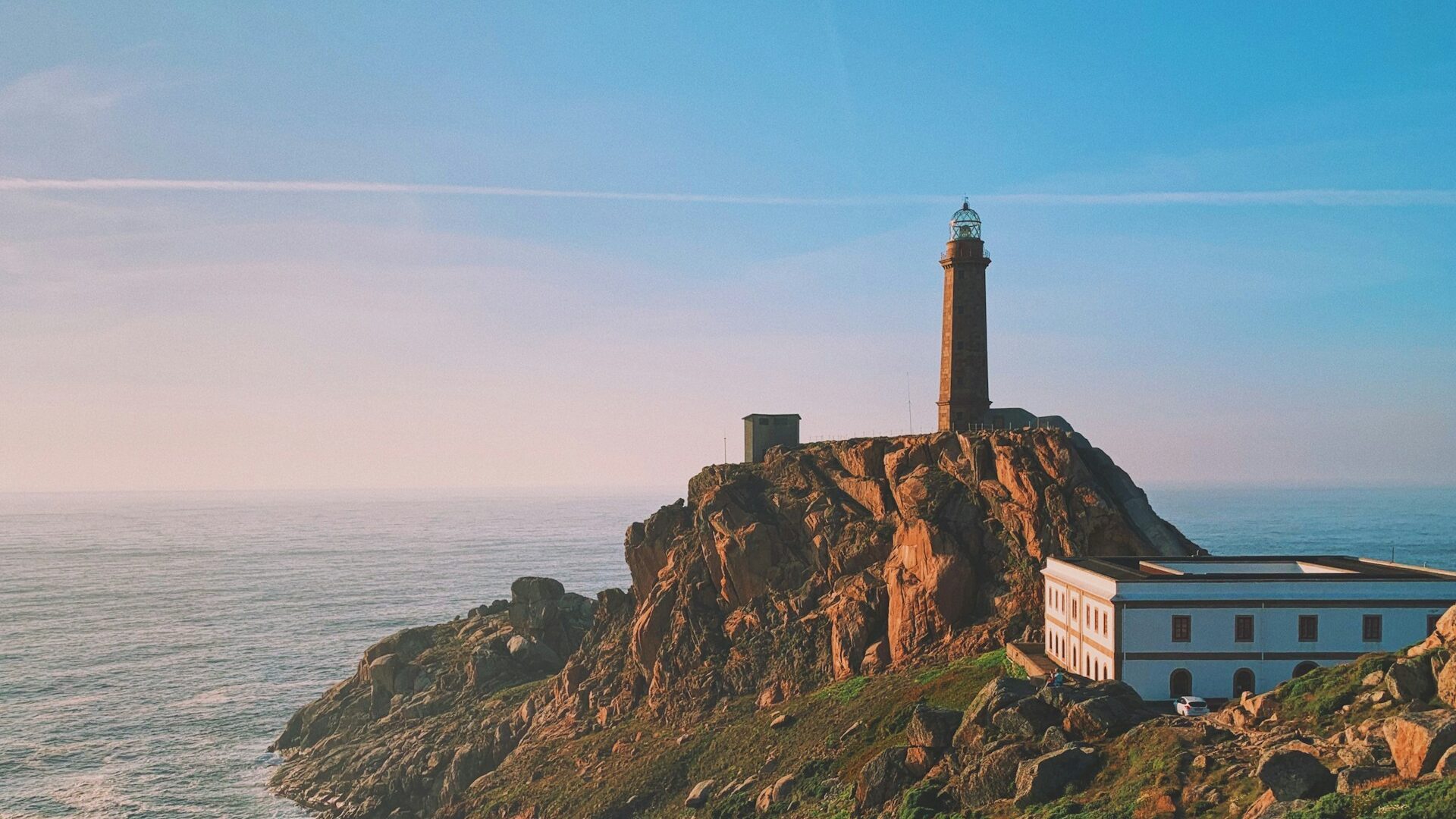 imagen de un faro en la costa de Galicia al atardecer