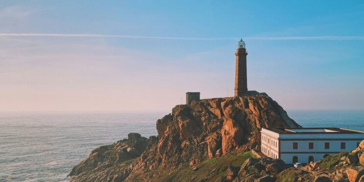 imagen de un faro en la costa de Galicia al atardecer