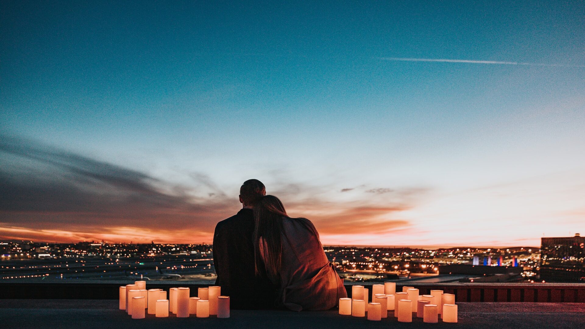 Pareja viajando por San Valentín a destinos romántico y accesibles