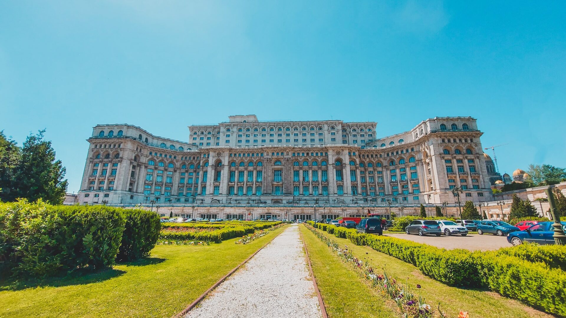 Imagen del parlamento de Bucarest visto desde los jardines delanteros