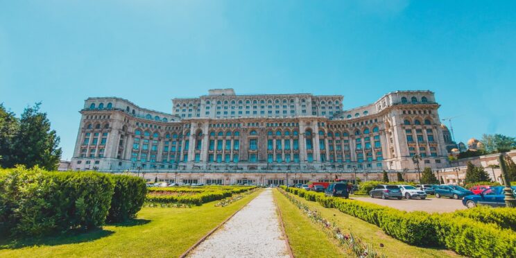 Imagen del parlamento de Bucarest visto desde los jardines delanteros