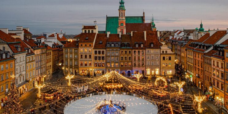 imagen de un mercadillos navideños en europa al atardecer y con las luces encendidas