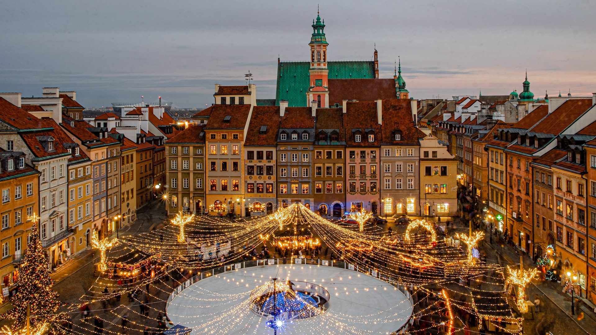 imagen de un mercadillos navideños en europa al atardecer y con las luces encendidas