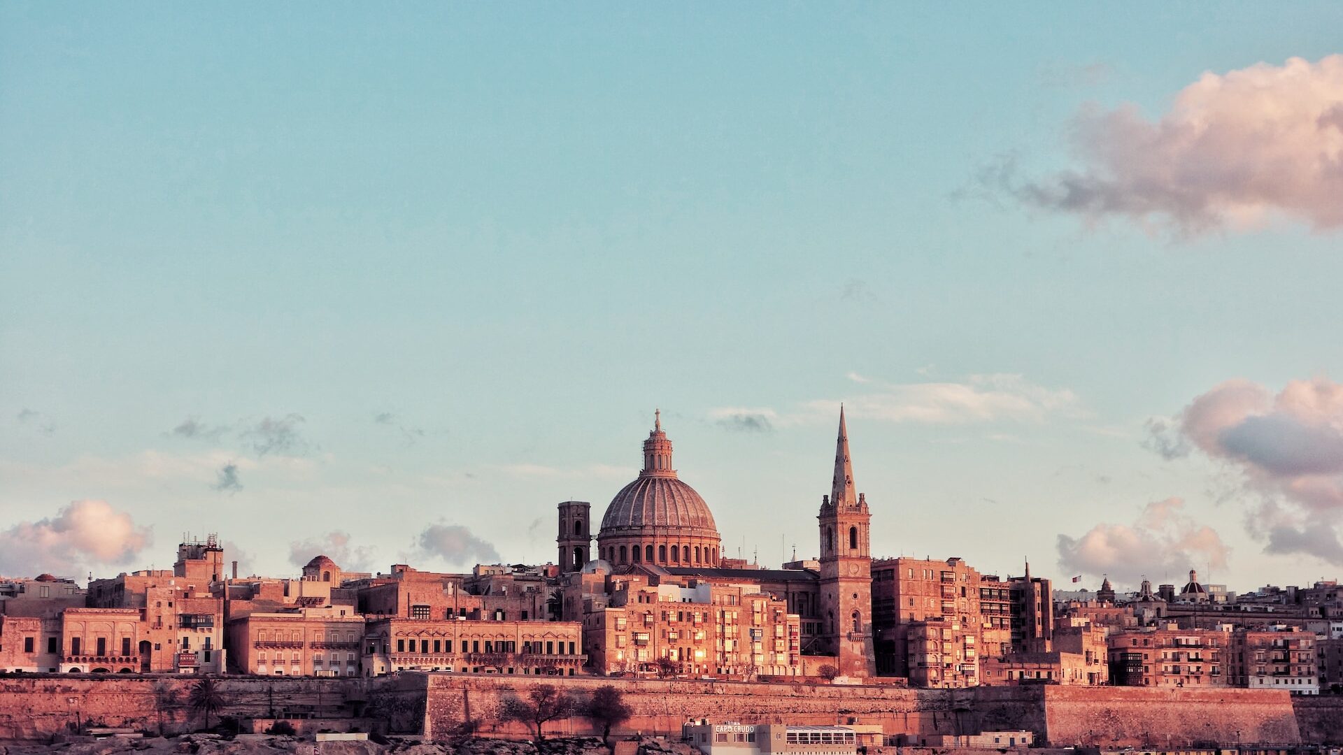 Imagen del a catedral de Malta vista desde el mar en una foto tomada al atardecer