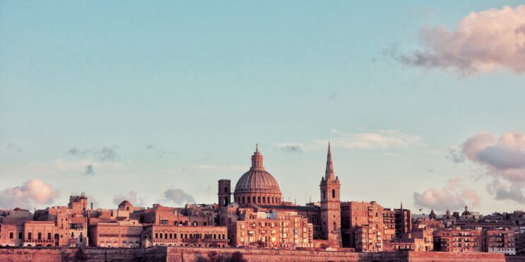 Imagen del a catedral de Malta vista desde el mar en una foto tomada al atardecer