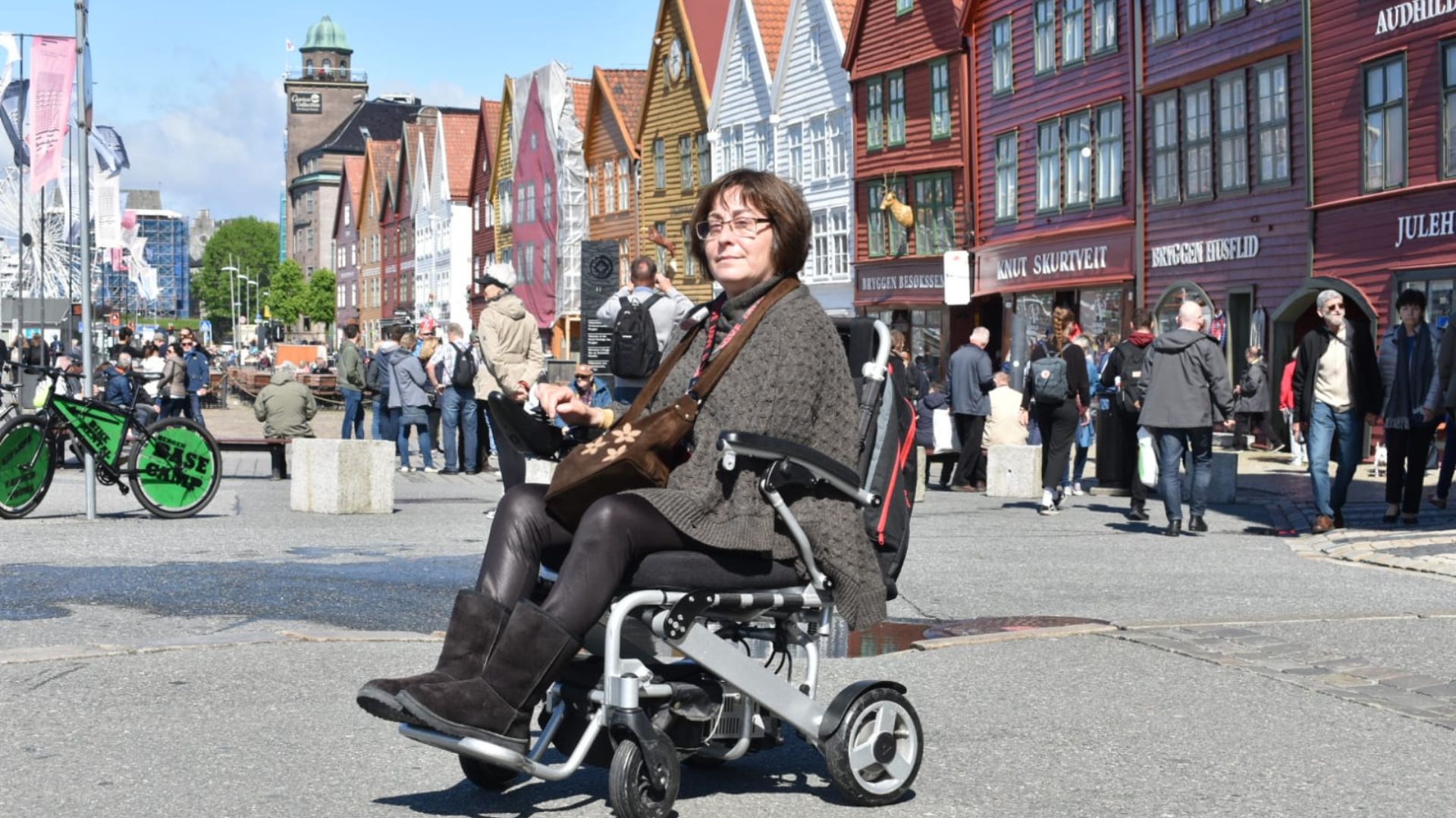 Una usuaria de silla de ruedas en una calle en Bergen, Noruega