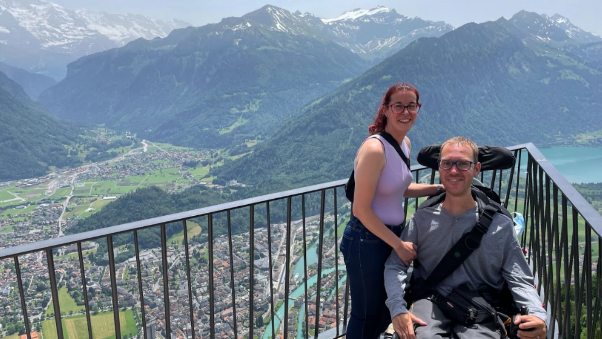 una pareja, uno de ellos usuario de silla de ruedas, en un mirador en suiza