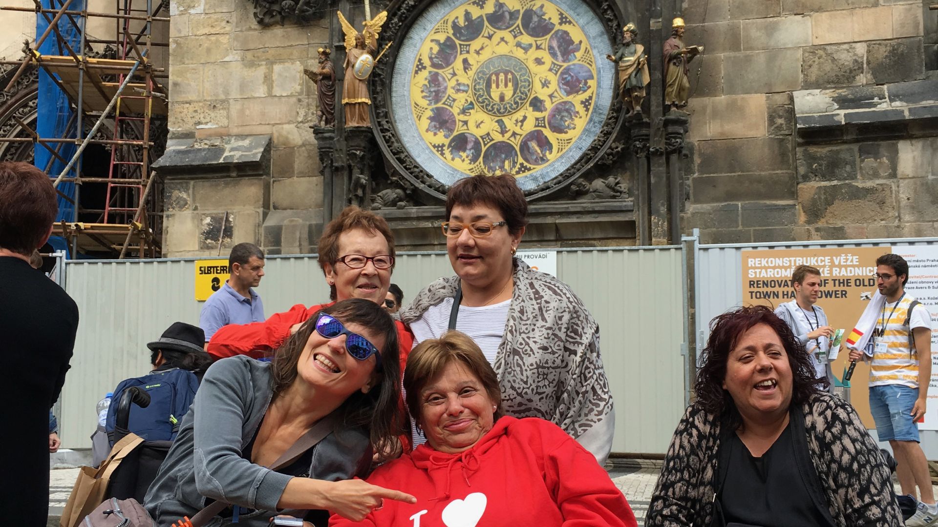 cuatro amigas disfrutando de un viaje adaptado a Praga ubicadas frente al reloj astronómico