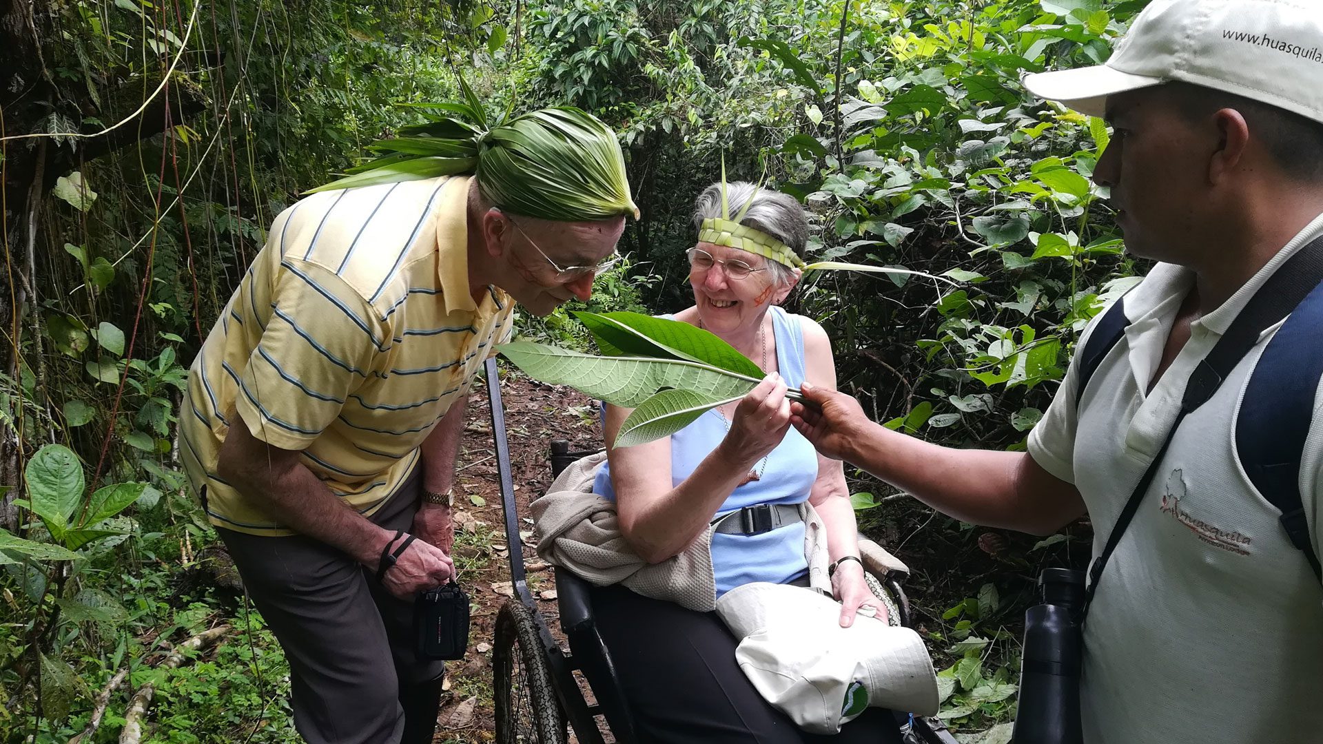 Una usuaria de silla de ruedas disfrutando de un paseo por la selva de Ecuador junto a su acompañante y a un guía