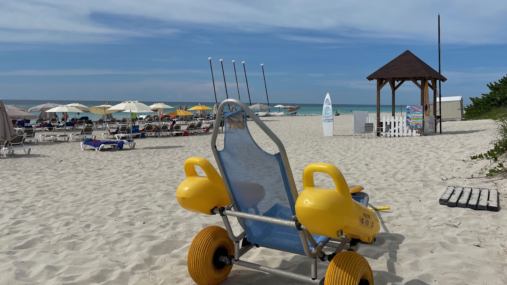 Silla anfibia para personas con discapacidad en la playa de Varadero en Cuba. Al fondo se ve el mar.