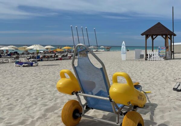 Silla anfibia para personas con discapacidad en la playa de Varadero en Cuba. Al fondo se ve el mar.