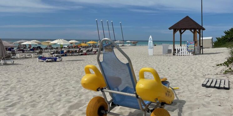 Silla anfibia para personas con discapacidad en la playa de Varadero en Cuba. Al fondo se ve el mar.