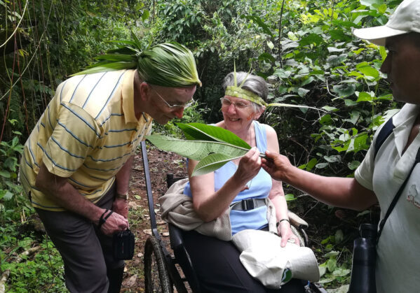 Una usuaria de silla de ruedas disfrutando de un paseo por la selva de Ecuador junto a su acompañante y a un guía