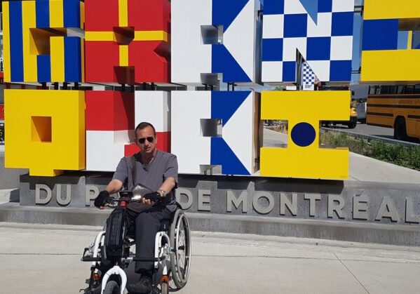Usuario de silla de ruedas en puerto de Montreal