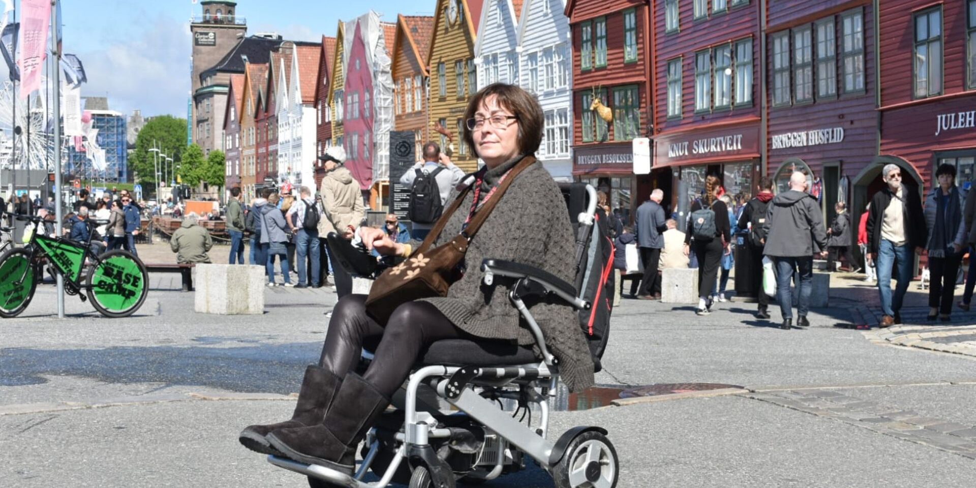 Una usuaria de silla de ruedas en una calle en Bergen, Noruega