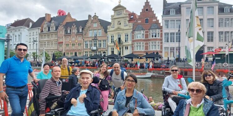 Un grupo de usuarios de silla de ruedas durante las fiestas de la octoberfest en Munich