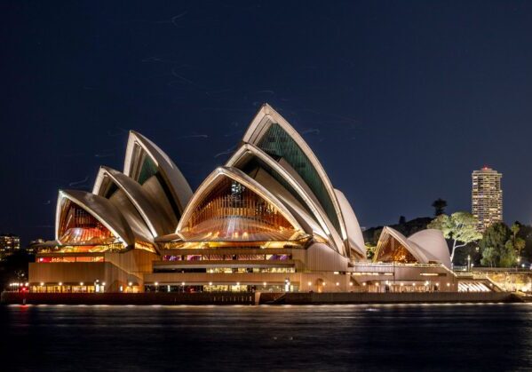Imagen de la Ópera de Sídney iluminada por la noche