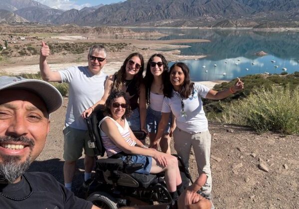 Ruta Andina del vino accesible. Enla imagen se ve a una familia posando con los Andes al fondo de la imagen.