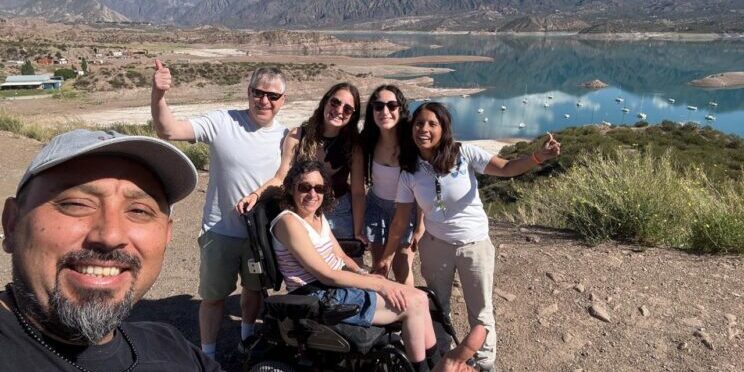 Ruta Andina del vino accesible. Enla imagen se ve a una familia posando con los Andes al fondo de la imagen.