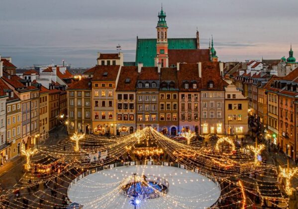 imagen de un mercadillos navideños en europa al atardecer y con las luces encendidas