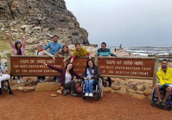 Un grupo de viajeros usuarios de silla de ruedas en el Cabo de buena Esperanza en un viaje a sudáfrica